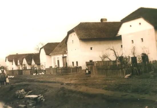 Historická fotografia s pohľadom na hlavnú ulicu Kubrej